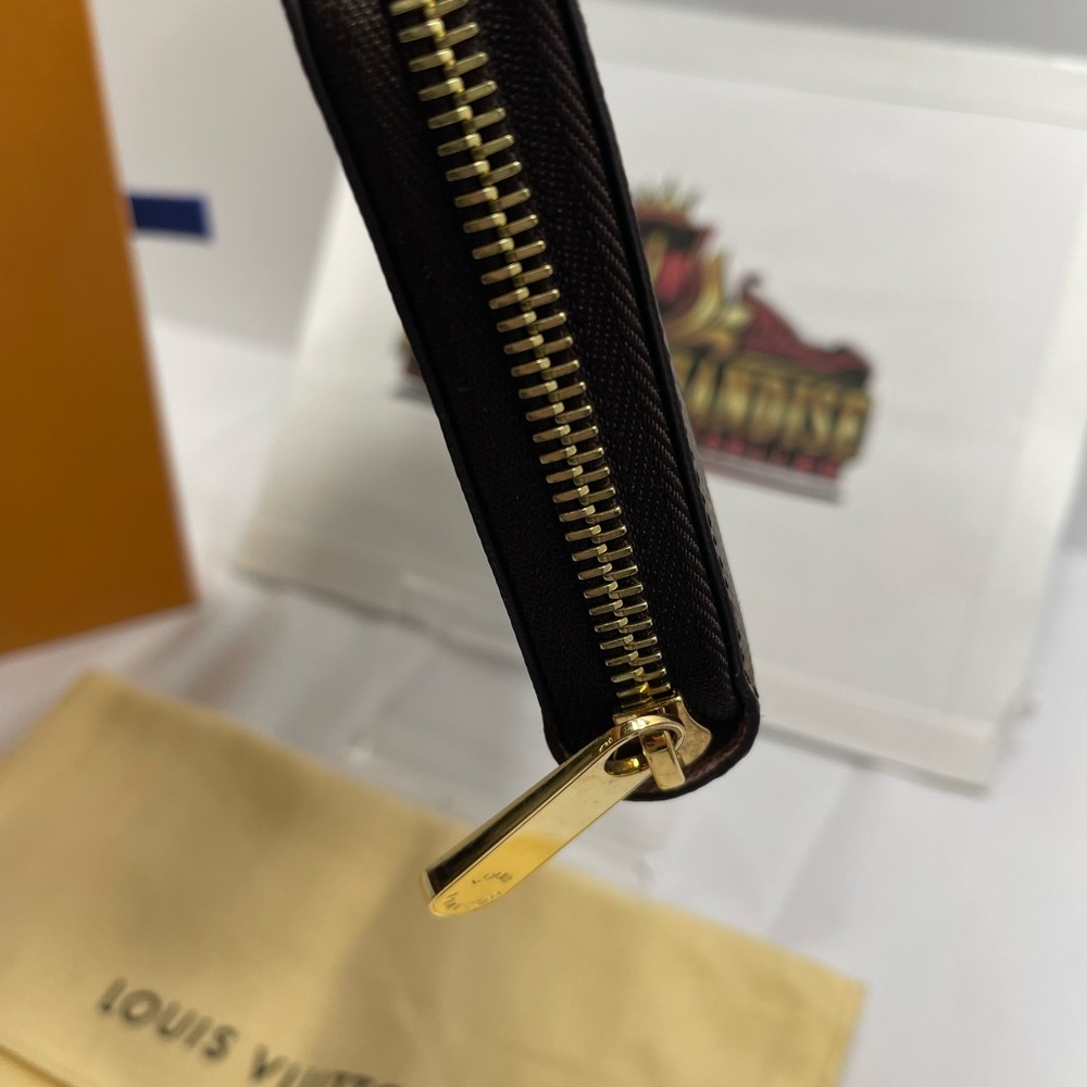 - Louis Vuitton Zippy Wallet in Monogram, comes with dust bag, box and receipt. - Picture 4 of 14